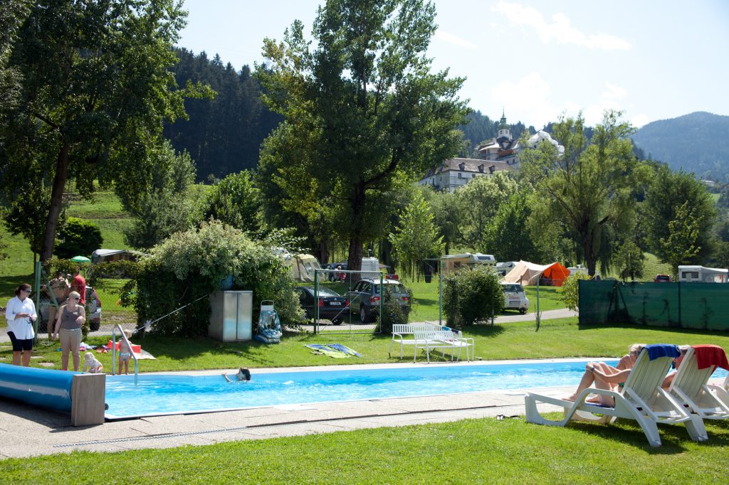 heated pool at Schlosscamping Aschach camping ground tyrol