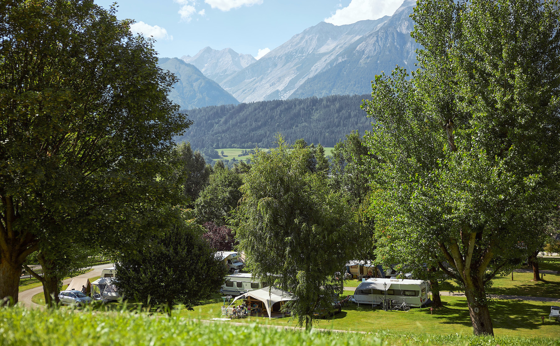 Schlosscamping Blick auf Campingplatz gegen Norden