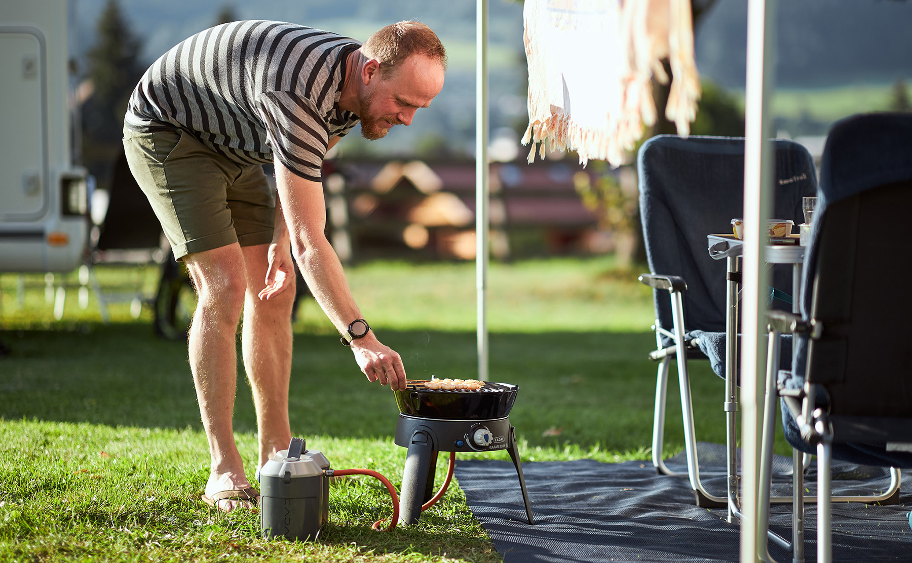 Schlosscamping Aschach Familie beim Grillen