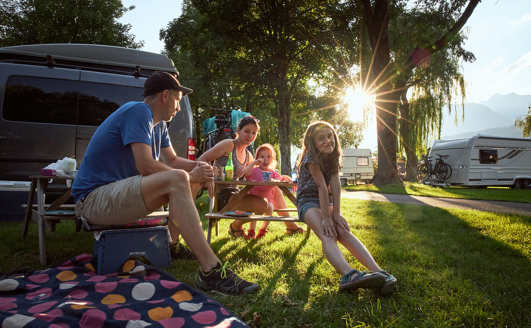 Schlosscamping Aschach Familie bei Sonnenuntergang