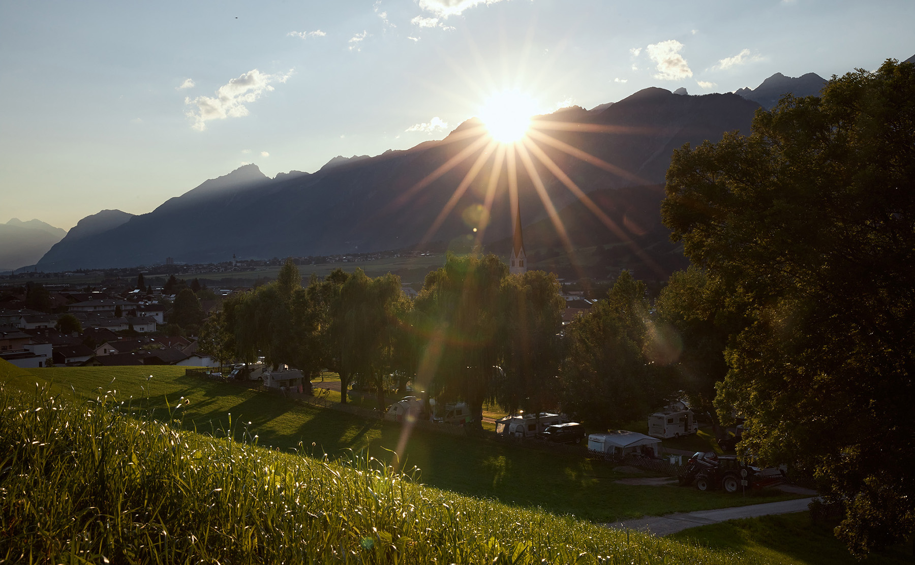 Schlosscamping Aschach bei Sonnenuntergang